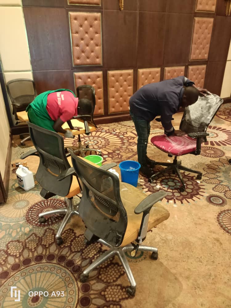 Tough stains meet Experience. 
Our team of dedicated professionals are available to give your office that long needed makeover that's been due for a while. 
Dm and let get your space spotless. 

#freshlykleen #deepcleaning #cleaning #spotlessspaces #mujemedia