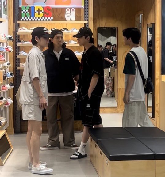 Outfit day6 hari ini
🐻: skena abiss. Demen naptil di krikil krikil coffe shop, sambil duduk vincent. Playlist nya isi nya kalo ga hindia, feast, nadine, atau ga fourtwnty
🦊: koko pik yang baru balik visit toko nya yg cabang nya dimana2 itu, yg klo ngomong “papi i kemaren nyuruh