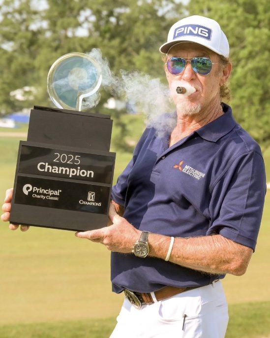 DylanMikeWhite's tweet photo. 🔷Walking into work Monday morning:

Monday mood walks in with the leader.

Before your first meeting, you’ve already set the tone.

Rush in? They brace.
Create space? They breathe.
Light a stogie? They golf clap.

🔹

#leadership #mondaymindset #culture https://t.co/a333zMsgEs