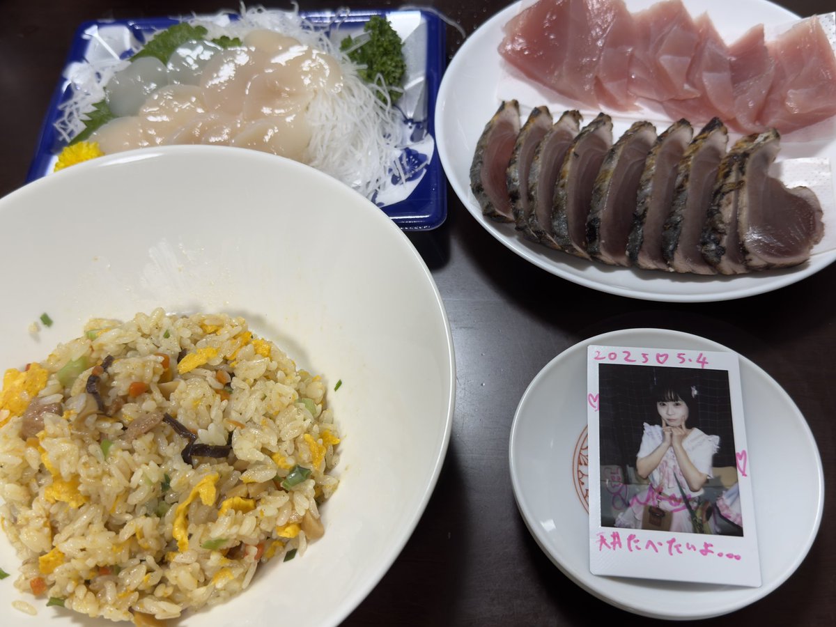 今日の夕飯は！？😳

お買い得だった刺身の盛り合わせと、ご飯炊いてなかったので冷凍チャーハンをいただきま〜す👋😋
刺身大好物なので瞬殺でした🐷✌️

天丼じゃなくてごめんよ〜
6月も楽しんでいこうね🎶
はくchu♡む(<a href="/haku_chu_m/">はくchu♡む</a> )の、ゆかちゃんと一緒に🩷🐷

#チェキ飯 #ゆ〜ちぇき