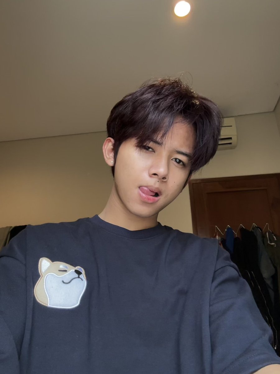 sxrayennn's tweet photo. akhirnya ngegelapin rambut setelah 9 bulan warna merah🤩 https://t.co/yc4H9QkIcu