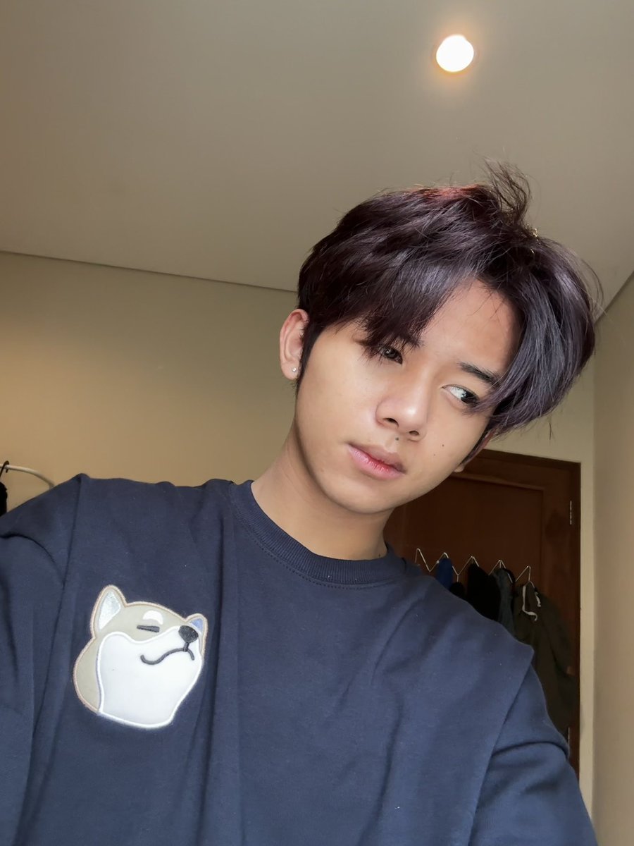 sxrayennn's tweet photo. akhirnya ngegelapin rambut setelah 9 bulan warna merah🤩 https://t.co/yc4H9QkIcu