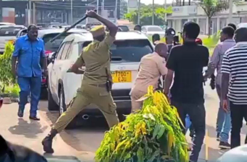 Anaitwa mussa iddy mjema huyu ndio askari aliyepiga wananchi mahakama ya kisutu na kuzuia baadhi ya viongozi wa chama kutoingia mahakamani cheo chake kamishina msaidizi wa police ( ACP).

Huyu KIBAKA tunaendelea kutafuta taarifa zake ikiwepo namba zake za SIMU. 

REPOST 200
