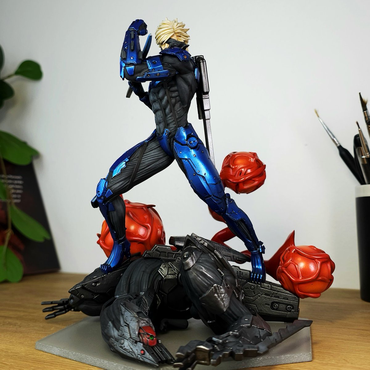 Kamykus1's tweet image. Raiden, the cybernetic soldier from Metal Gear, designed by @NomnomFigures.
Wanted to create a strong contrast between the high-gloss finish (blue armor, metal cyborg) and the deep matte (grey armor, glass base tile). Hope you like the effect. #miniaturepainting #MetalGearSolid
