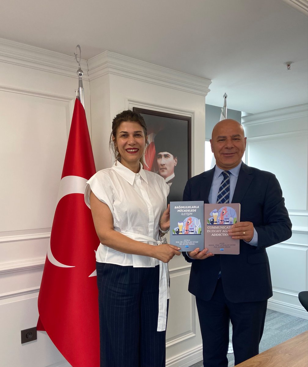 dr_ayhanozkan's tweet photo. Editörlüğünü yaptığımız “Bağımlılıklarla Mücadelede İletişim” kitabının yazarlarından, Sağlık Bilimleri Üniversitesi Gülhane Hemşirelik Fakültesi Psikiyatri Hemşireliği ABD Öğretim Üyesi Doç. Dr. Belgin Varol’a kitaplarını teslim ettik.@BlgnVarol https://t.co/djLEk8zQDX
