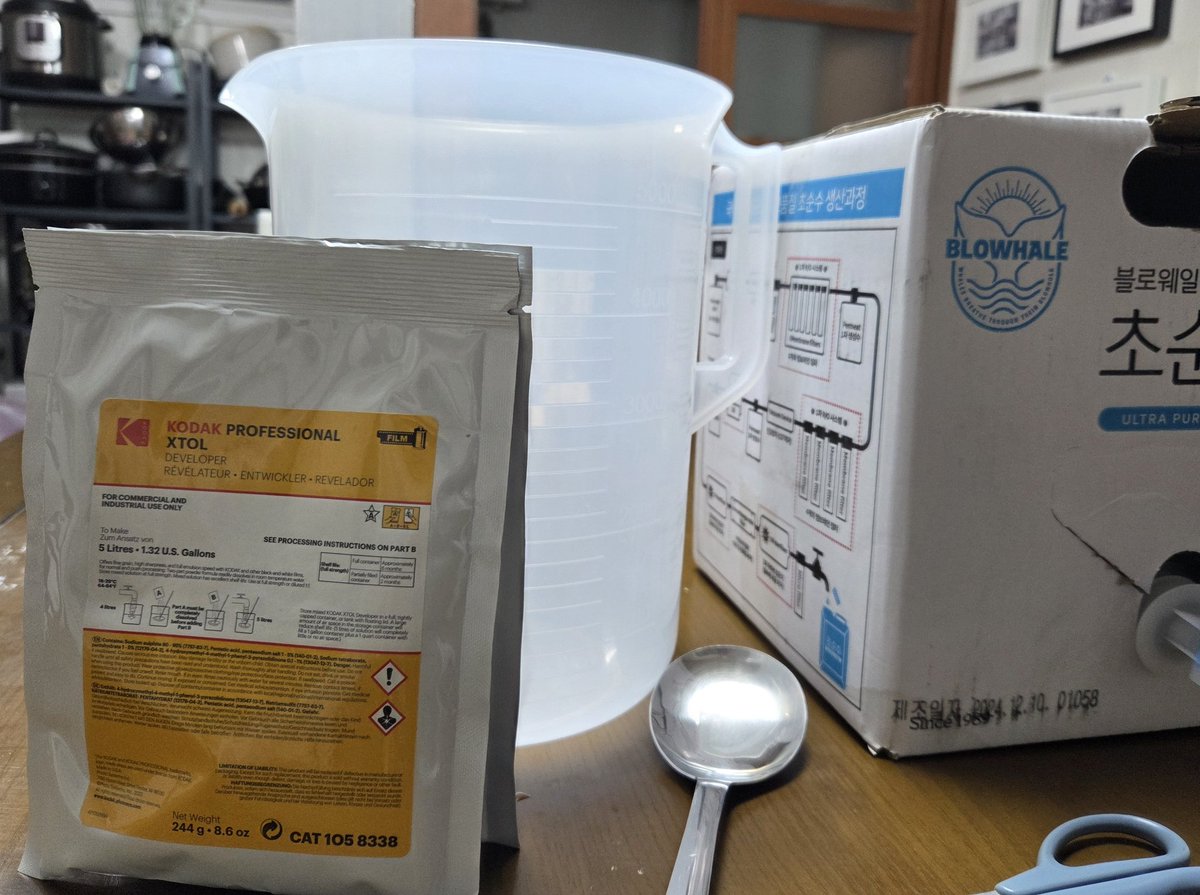 kbocollections's tweet image. Been mixing a batch of developer tonight. Hopefully I can get a bit of developing done tomorrow morning.