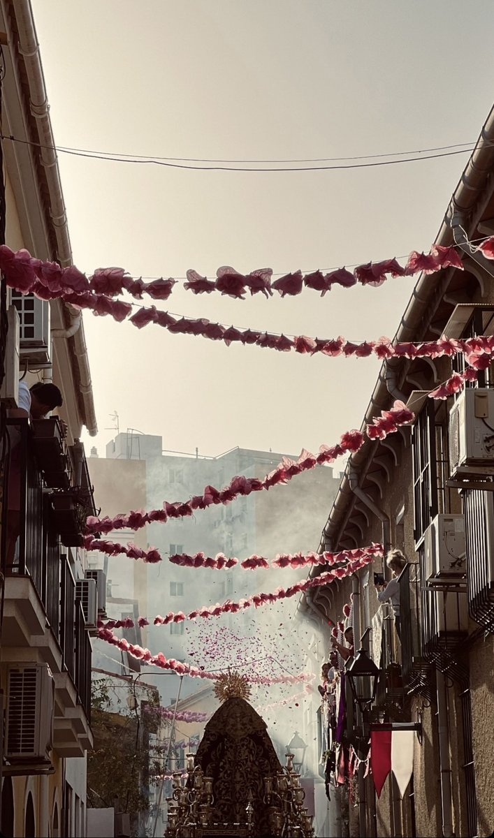 ~ JUNIO ~
¡Que vuelva la alegría
a este bello barrio
que tiene el nombre de María!