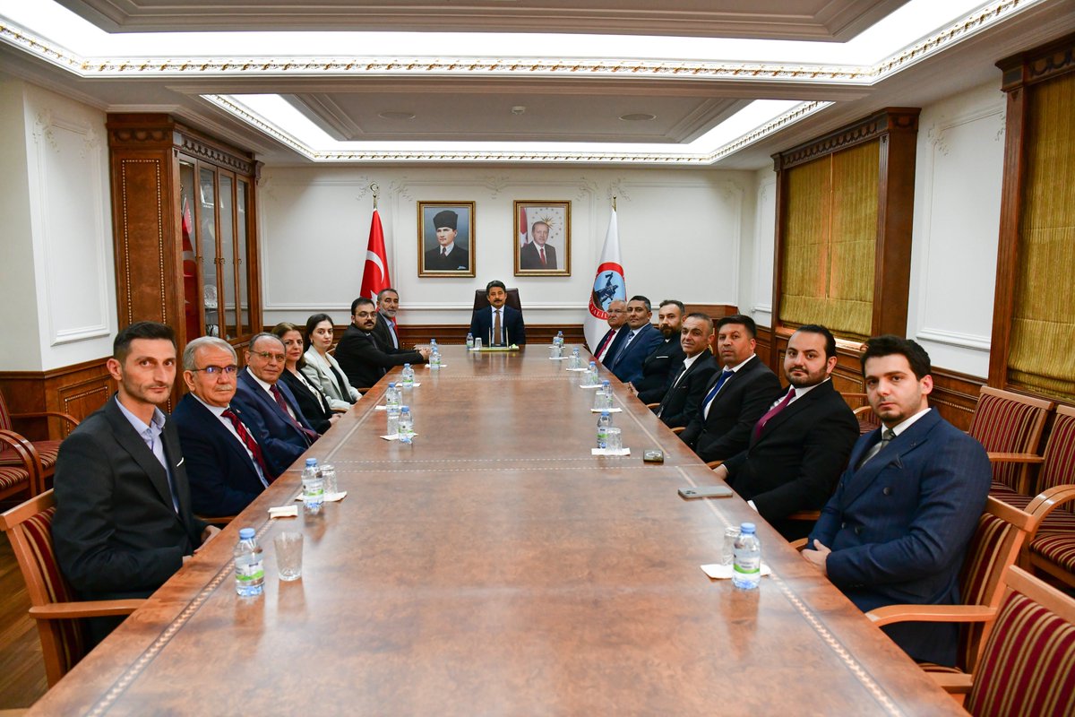 Kırşehir Valiliği (@kirsehirvalilik) on Twitter photo Kırşehirliler Vakfı Genel Başkanı Tuncay Tekay ve Yönetim Kurulu Üyeleri, Valimiz <a href="/DemiryurekSefa/">Murat Sefa Demiryürek</a>'ya ziyarette bulundu. Kırşehirliler Vakfı Genel Başkanı Tuncay Tekay ve Yönetim Kurulu Üyeleri, Valimiz <a href="/DemiryurekSefa/">Murat Sefa Demiryürek</a>'ya ziyarette bulundu.