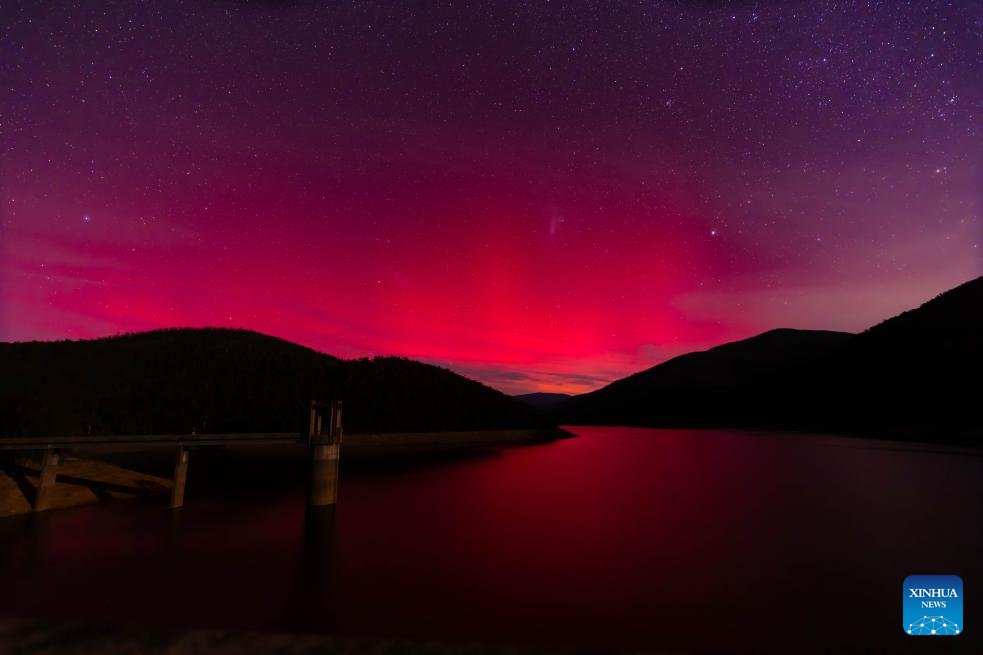 PDChina's tweet photo. In pics: the aurora seen at the outskirts of Canberra, Australia, on June 1. https://t.co/ggQuNE8gph