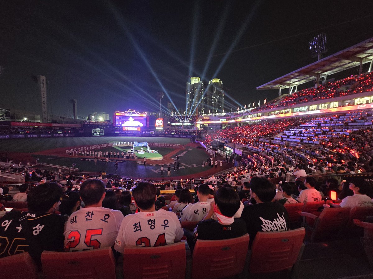 mjay850's tweet photo. 어제 우리 캡틴 no.6 박경수 선수 은퇴식 너무 아름다웠고 항상 2021년 우승에 감사할따름 
고마웠습니다! 앞으로도 잘부탁합니다. 💙⚾️🔥
#박경수 #은퇴식 #kt위즈 https://t.co/xFqlGSrHcZ