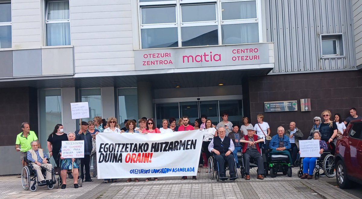 📢Zumaiako Otezuriko langile-asanbladak helduen egoitzetako herrialdeko hitzarmen duin baten aldeko aldarrikapena egoitzaren aurrera eta Saregileen plazara eraman zuen ostiral arratsaldean. 
🫂 Langileek hainbat egoiliarren eta senideren babesa izan zuten.