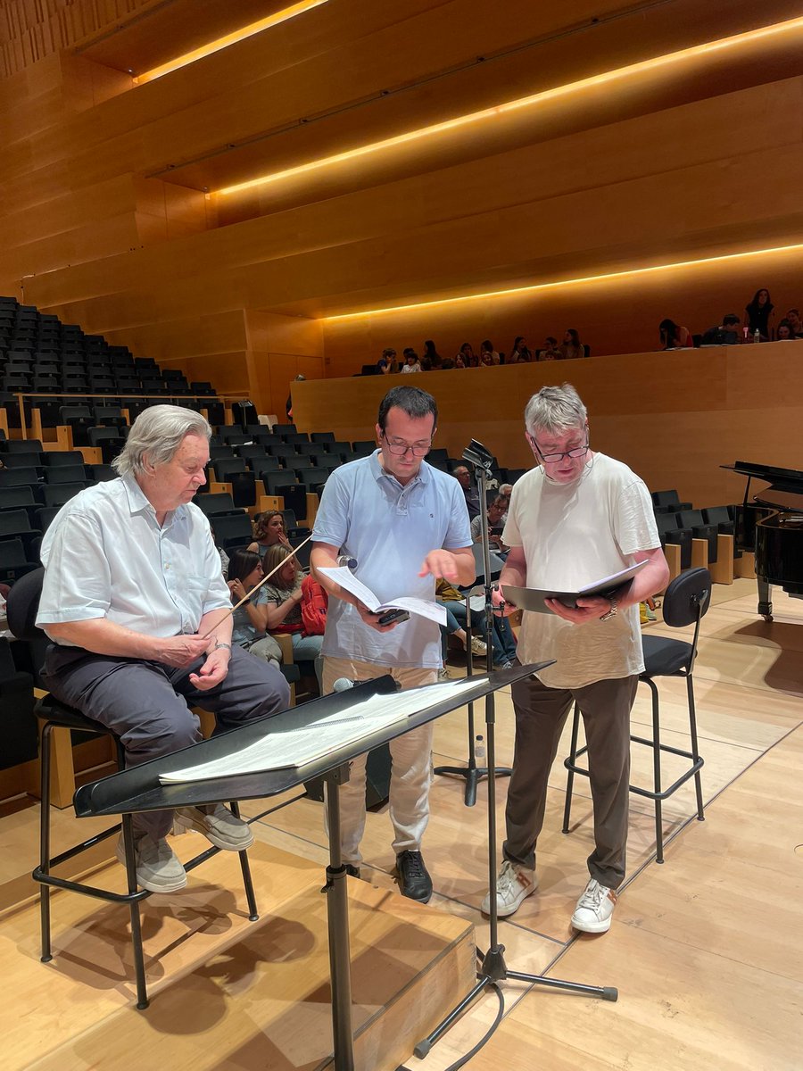 Potser és DAMI (dèficit absolut de mitomania) o FOFEFO (fòbia a fer-me fotos), però fa dècades que ens coneixem amb l'Antoni Ros-Marbà i aquesta és la primera foto que tinc amb ell.
Un record entranyable d'un cap de setmana que recordarem molt de temps els qui l'hem viscut.