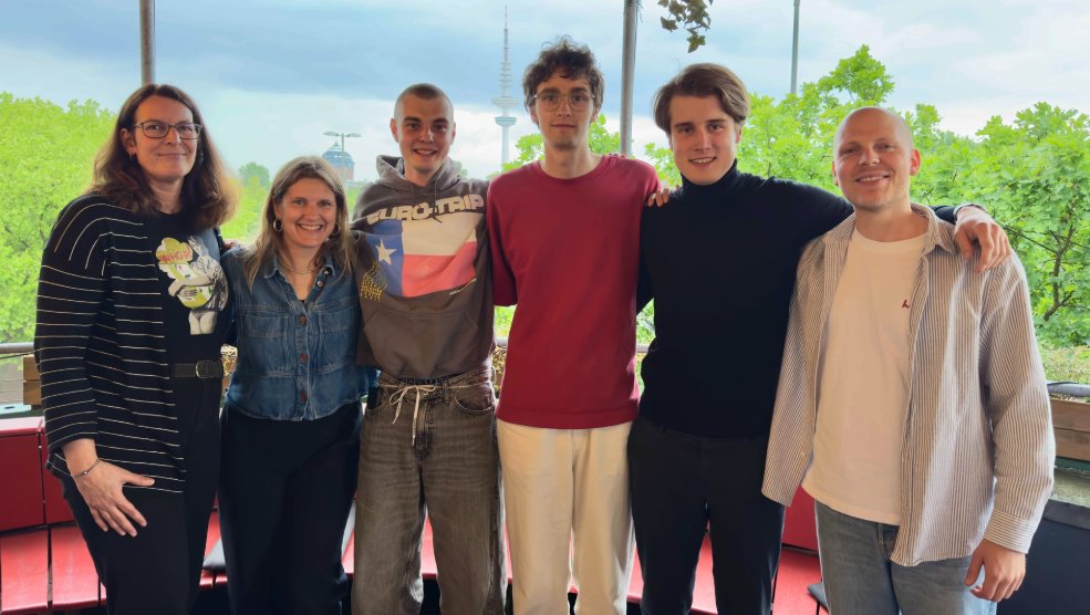 Peermusic verpflichtet Leve &amp; Bo

Der Musikverlag Peermusic erweitert sein Roster und nimmt das aus Hamburg stammende Produzenten- und Songwriter-Duo Leve &amp; Bo unter Vertrag. (Foto: Peermusic Germany) <a href="/peermusicDE/">peermusic Germany</a> <a href="/peermusic/">peermusic</a> 

t1p.de/7v456