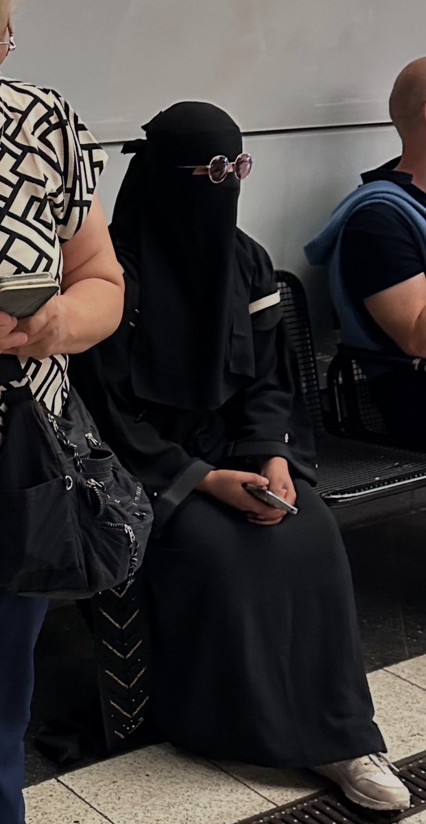 lindepemarica's tweet image. Em nego a seure al costat o al mateix vagó d’aquesta bossa d’escombraries, però alguna cosa està canviant a Europa…TOTHOM, TOTHOM la mirava amb cara de fàstic. La gent està farta. 
#SiDefensesAixòEtsUnMonstre 
#Fastic