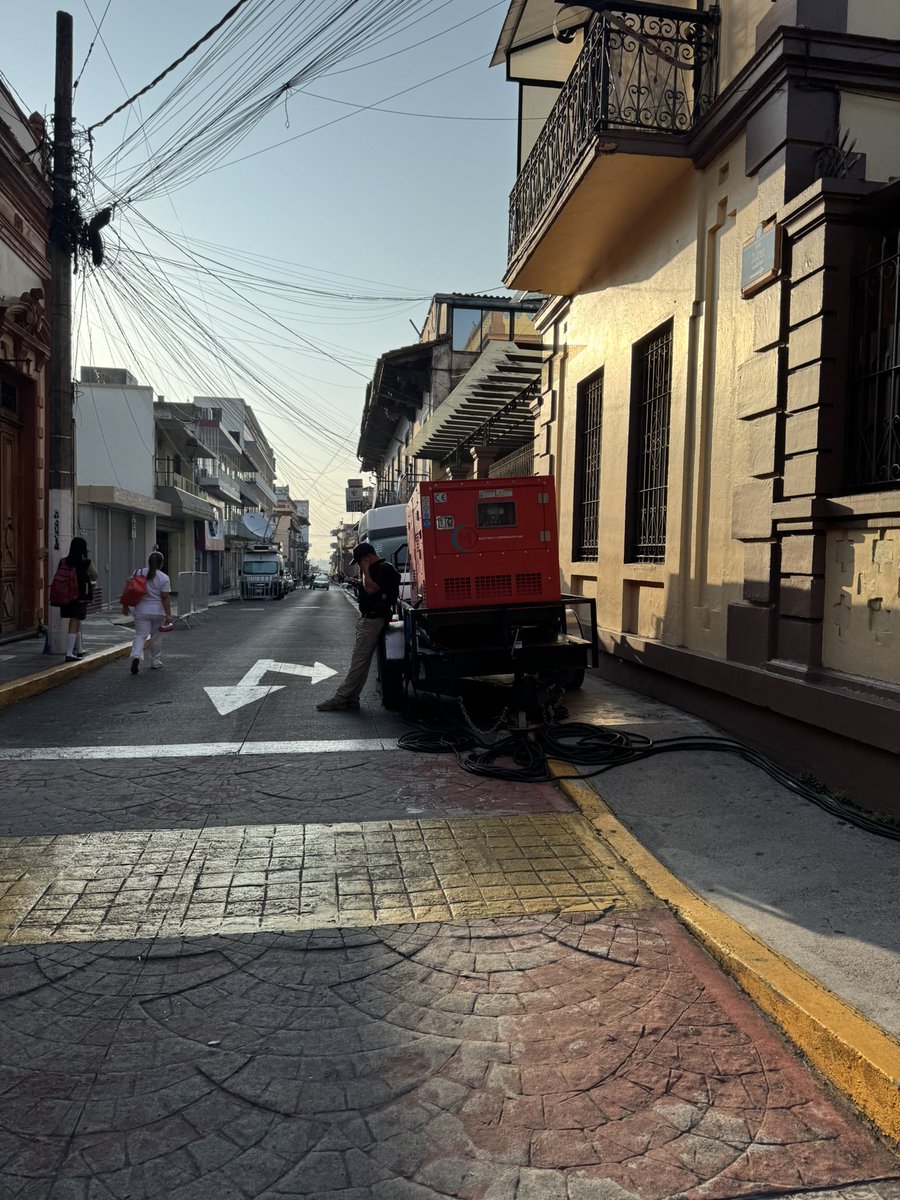 Cerrado el paso en Juárez, la cuadra del OPLE. #Xalapa #centro tome sus precauciones.