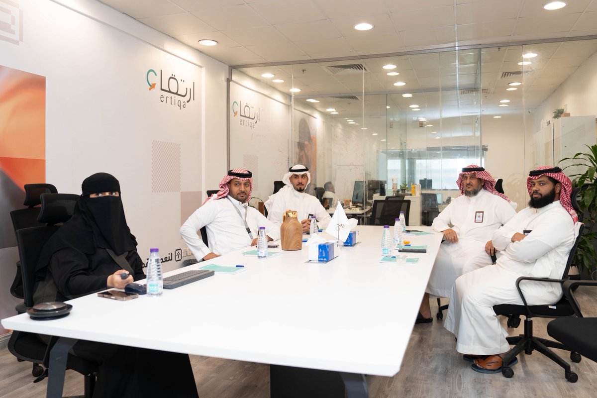 في إطار تعزيز الشراكات المجتمعية زار وفد من #البركة_الخيرية برئاسة المدير التنفيذي أ. سعد الأحمري مقر جمعية #ارتقاء حيث التقى بالمدير التنفيذي أ. عمر الشيباني، وتناول اللقاء بحث فرص التعاون والشراكة والاطلاع على آلية عمل جمعية ارتقاء في إعادة تأهيل الأجهزة الإلكترونية المستعملة