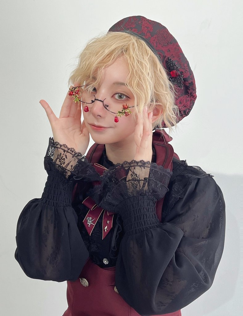 愛野えりさんのお手伝いさせて頂いてたので、赤黒に！
スタッフぽくマスクしといたら鼻テカめちゃ浮腫んでる笑
ベスト…アリパイ
ブラウス…axes
パンツ…h.NAOTO
ベレー帽… <a href="/estrellas1025/">𝐀𝐭𝐞𝐥𝐢𝐞𝐫&𝐒𝐞𝐥𝐞𝐜𝐭 𝐄𝐬𝐭𝐫𝐞𝐥𝐥𝐚𝐬</a> 
ブローチ… <a href="/rondo6868/">ミステリアレイトラ</a> 
メガネ… <a href="/innocentstar_h/">innocent star</a> 
リボンタイ… <a href="/Lyrical_holic29/">リリカルホリック★6/14～15⚙️横浜HMM🎩✨</a> 
靴下留… <a href="/tableauxxx/">タブロヲ®︎</a>