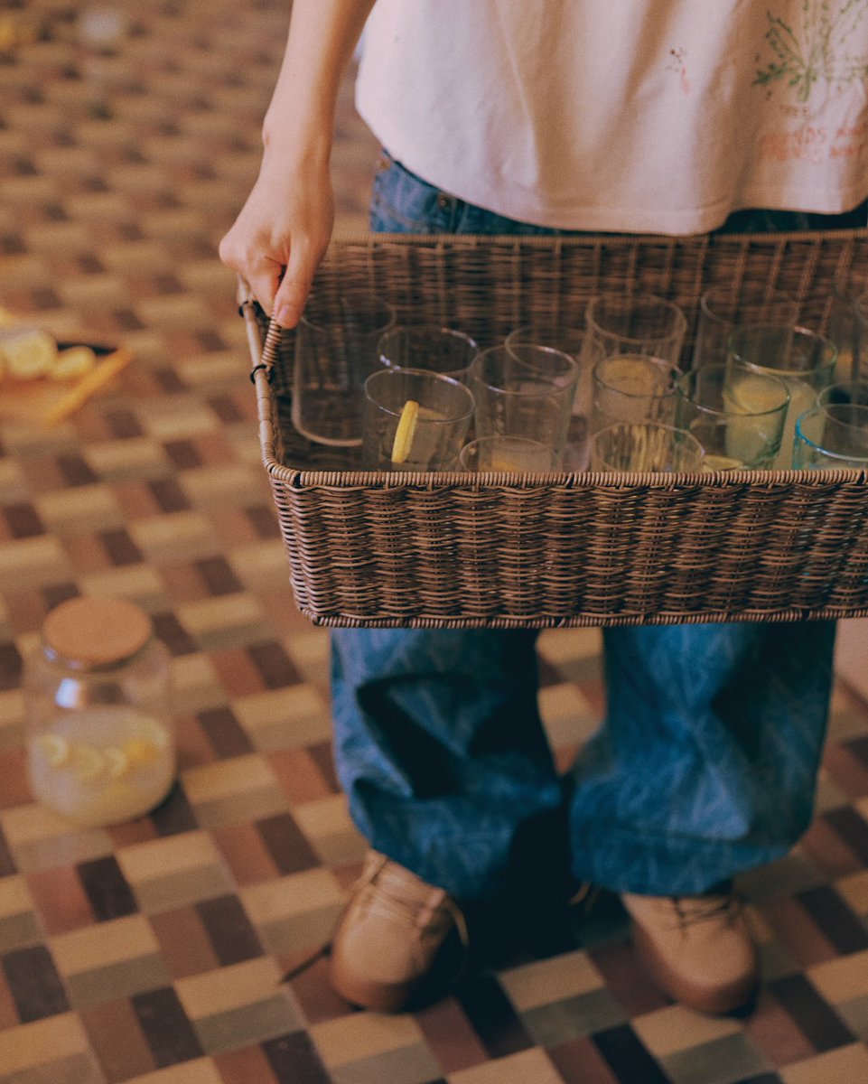 hyuneeloveya's tweet photo. 백현이 레몬에이드뮤비 사진인가봐
넘이쁘다 https://t.co/5weoYvB7E6