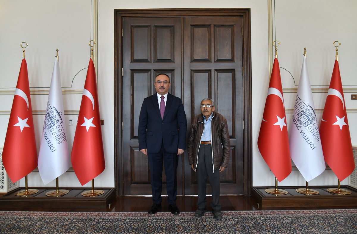 Ateşleyici Kalorifer Derneği Başkanı Hüseyin İzmirli, Valimiz Sayın Recep Soytürk’ü makamında ziyaret etti.