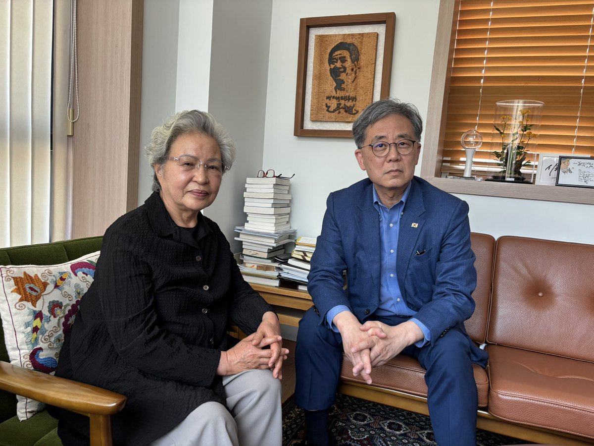 어제 포항해군항공사령부 영결식에 참석한 후 봉하마을에서 권여사님을 뵈었습니다. 대선 걱정이 많으셔서 순리대로 잘 될 거라고 말씀드렸습니다.