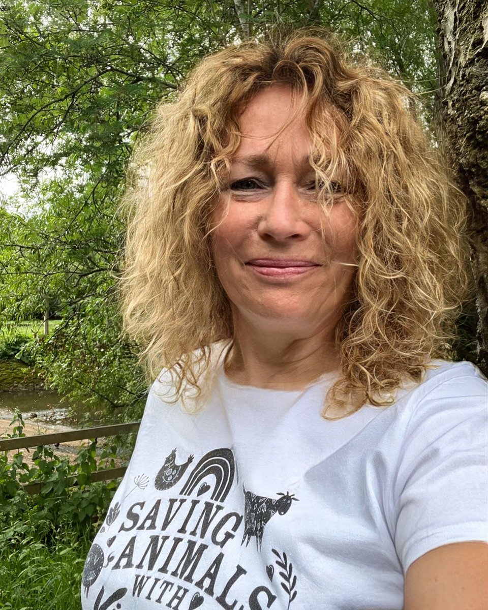 Viva! founder and director Juliet Gellatley wearing her heart on her sleeve in our ‘Saving Animals with Viva!’ top 💖

Get yours here 👉 vivashop.org.uk/collections/cl…

#vegan #ukvegan