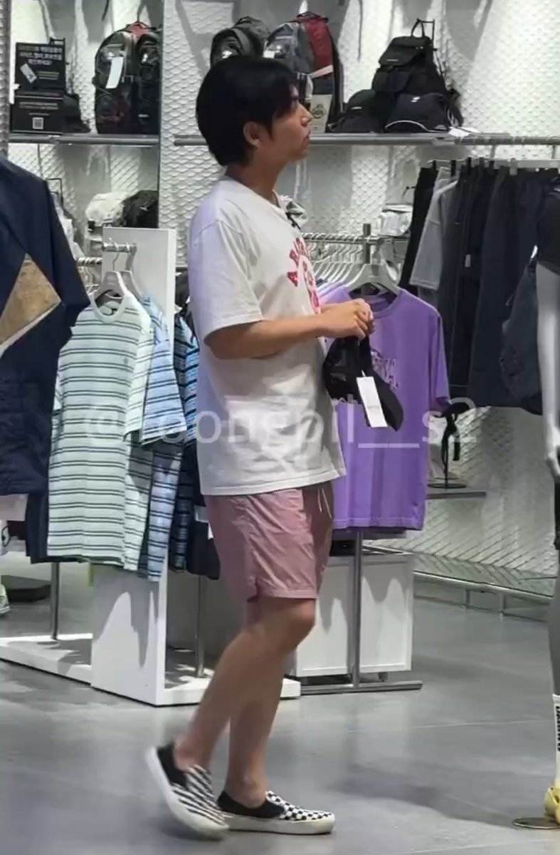 오늘도 한결같이 배 쭉 내밀고 얼딩처럼 걸어다닌 원필이… ㄱㅇㅇ…. 🧎🏻‍♀️