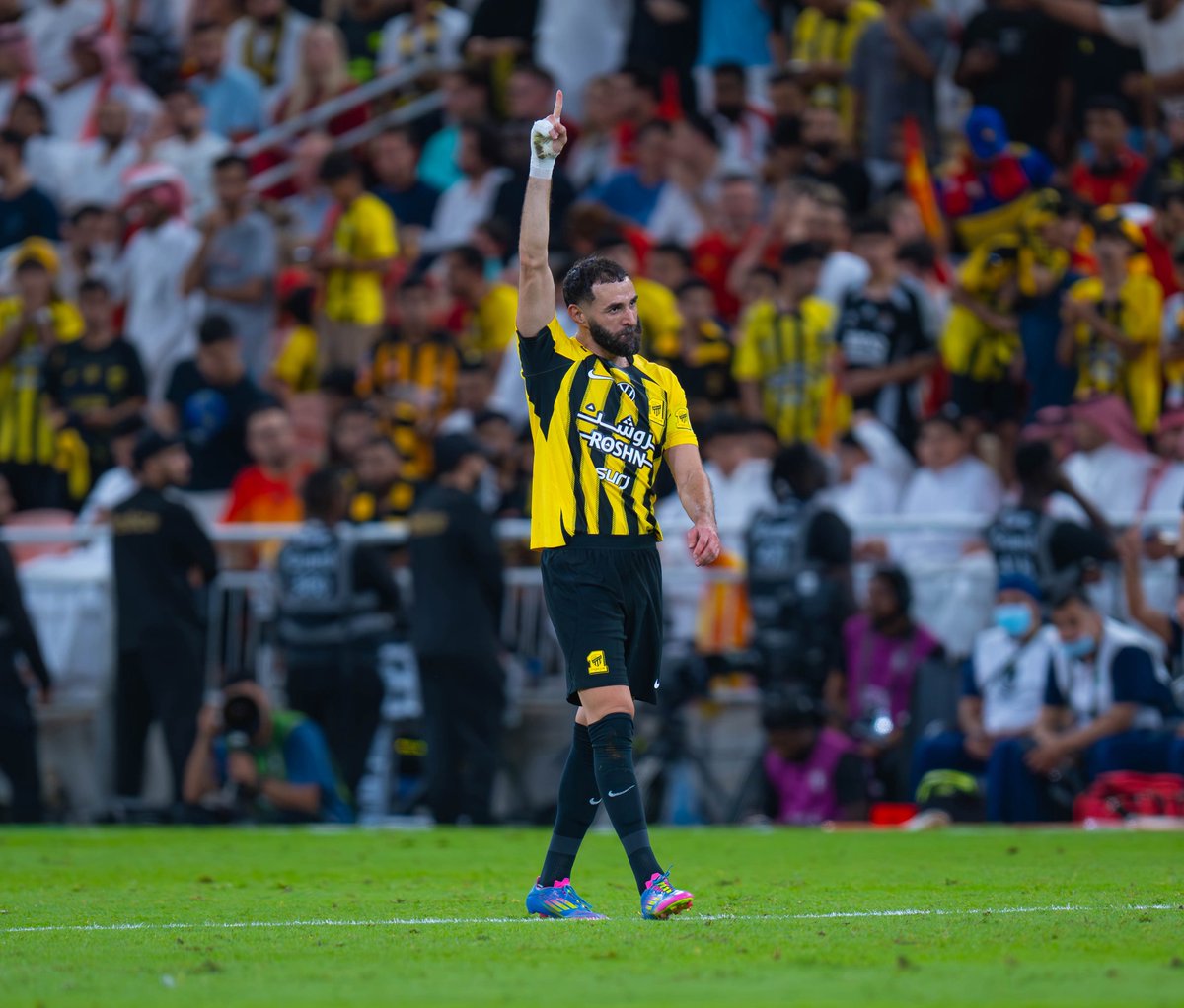 wael4429's tweet photo. قصتي مع الاتحاد ليست قصة كأس أو بطولة بل هو قصة عشق .. الاتحاد عشق لاينتهي 💛🖤 

 #نهائي_أغلى_الكؤوس #كاس_خادم_الحرمين_الشريفين #الاتحاد #جمهور_الاتحاد  #تصويري https://t.co/o87BFKK8v4