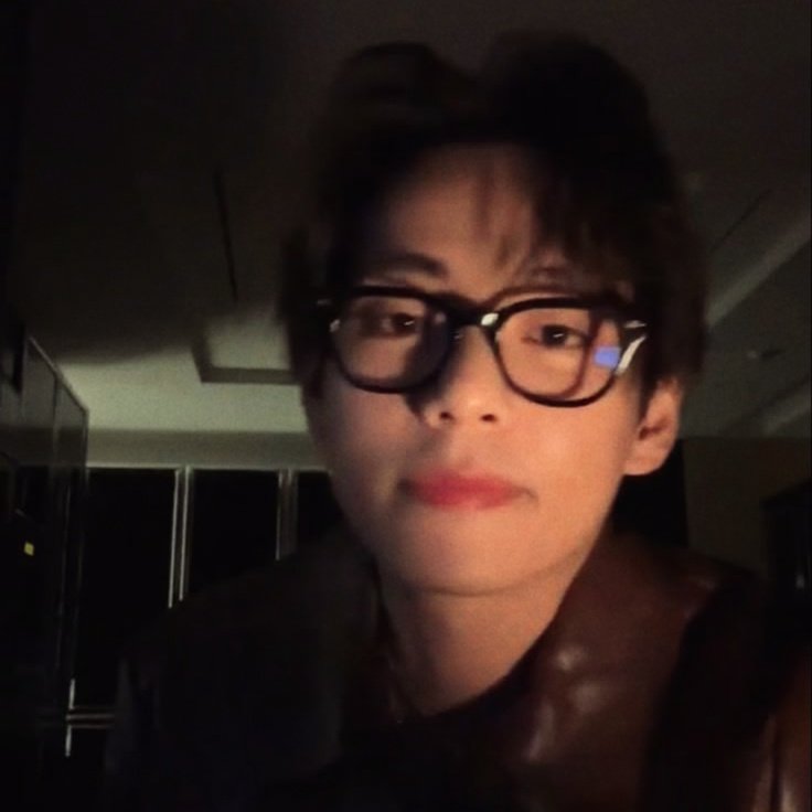 kthmysweet's tweet photo. "Our love is more in focus than our glasses" 🤓☝🏻

#ARMYSelcaDay 
#ARSDInJune 
#ARSD
#Taehyung https://t.co/m2fyVu7GBA