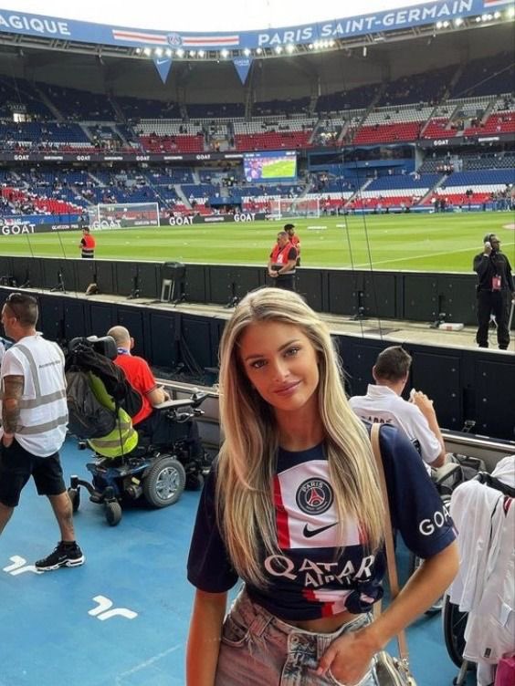queenvibes0's tweet image. PSG Women 💙❤️ #paris #UCL