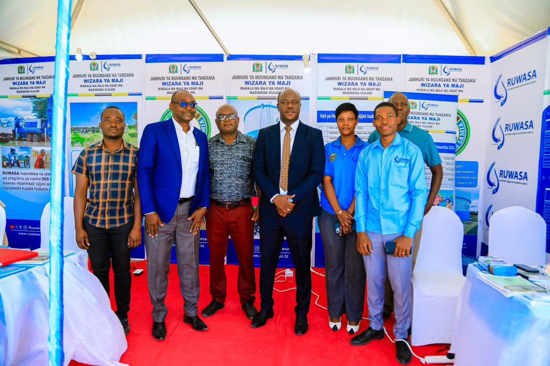 #MAJIBOMBANI

WAZIRI AWESO ATEMBELEA BANDA LA RUWASA

Waziri wa Maji Mhe. Jumaa Aweso ametembelea banda la RUWASA katika maonesho ya Wiki ya Mazingira Kitaifa yanayoendelea katika viwanja vya Jakaya Kikwete jijini Dodoma leo Juni 2, 2025.