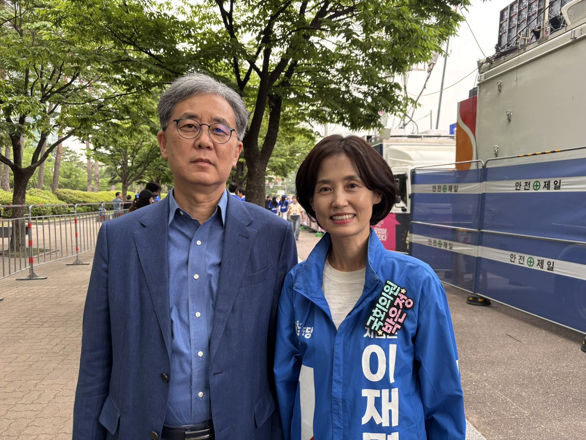 여의도 현장에서 존경하는 박은정 의원을 만났습니다. 혁신당 의원들 당원들께서 우리 이재명 후보를 대통령 만들기 위해 최선을 다해줘서 고맙습니다.