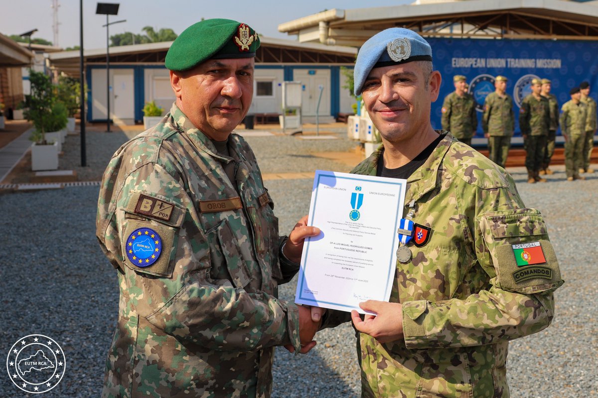 🇨🇫 🇪🇺 During a military parade held in EUTM RCA premises, the Mission Force Commander of EUTM RCA, Brigadier general Nicolae Gabriel Oros, awarded the CSDP Service Medal for Planning and Support to Ltc Luís Miguel Rodrigues Gomes, Commander of the Portuguese QRF within MINUSCA.