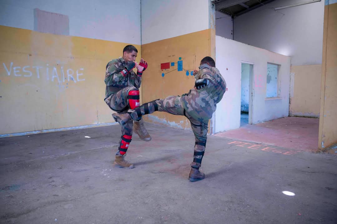 RegimentMedical's tweet image. 💥 #MondayMotivation 💥
Ce matin, pas de routine : la 2ᵉ compagnie du régiment médical commence la semaine avec du TIOR – Techniques d’Intervention Opérationnelle Rapprochée.
💪 Enchaînements, répétition des gestes, réflexes, maîtrise de soi et précision…
