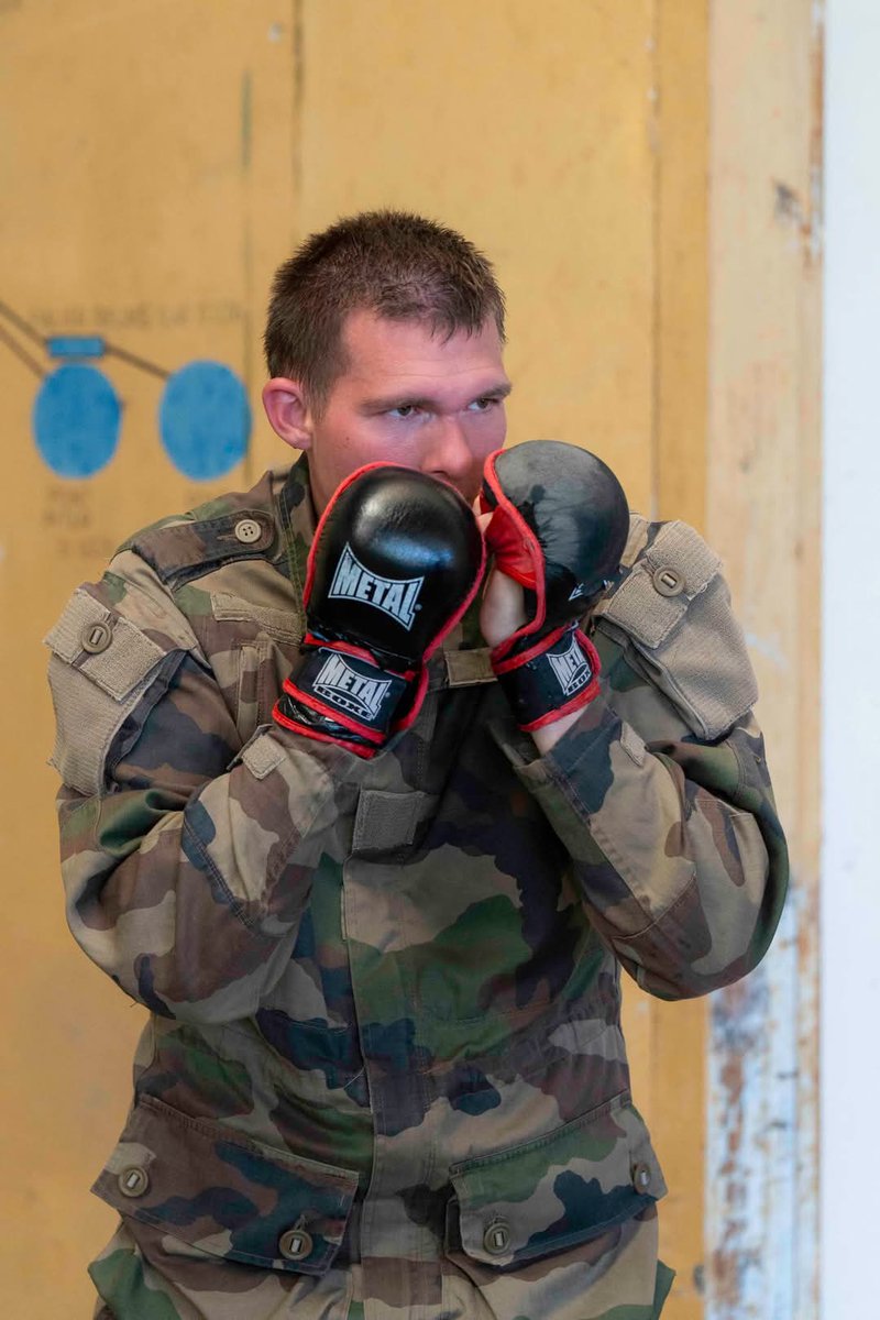 RegimentMedical's tweet image. 💥 #MondayMotivation 💥
Ce matin, pas de routine : la 2ᵉ compagnie du régiment médical commence la semaine avec du TIOR – Techniques d’Intervention Opérationnelle Rapprochée.
💪 Enchaînements, répétition des gestes, réflexes, maîtrise de soi et précision…