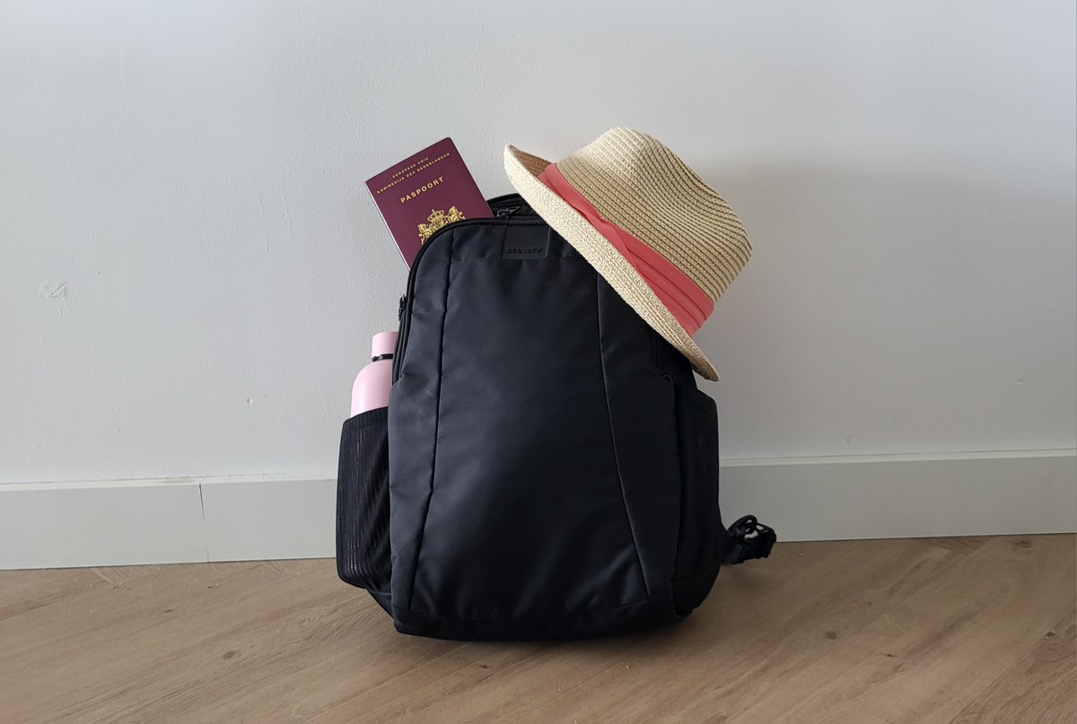 Ga je binnenkort op vakantie naar het buitenland? 🌍✈️ Vergeet dan niet om op tijd je paspoort of ID-kaart te controleren! Veel reisdocumenten verlopen dit jaar, dus het kan druk worden met aanvragen.
Maak een afspraak via alphenaandenrijn.nl of bel 14 0172. ☀️ Fijne reis!