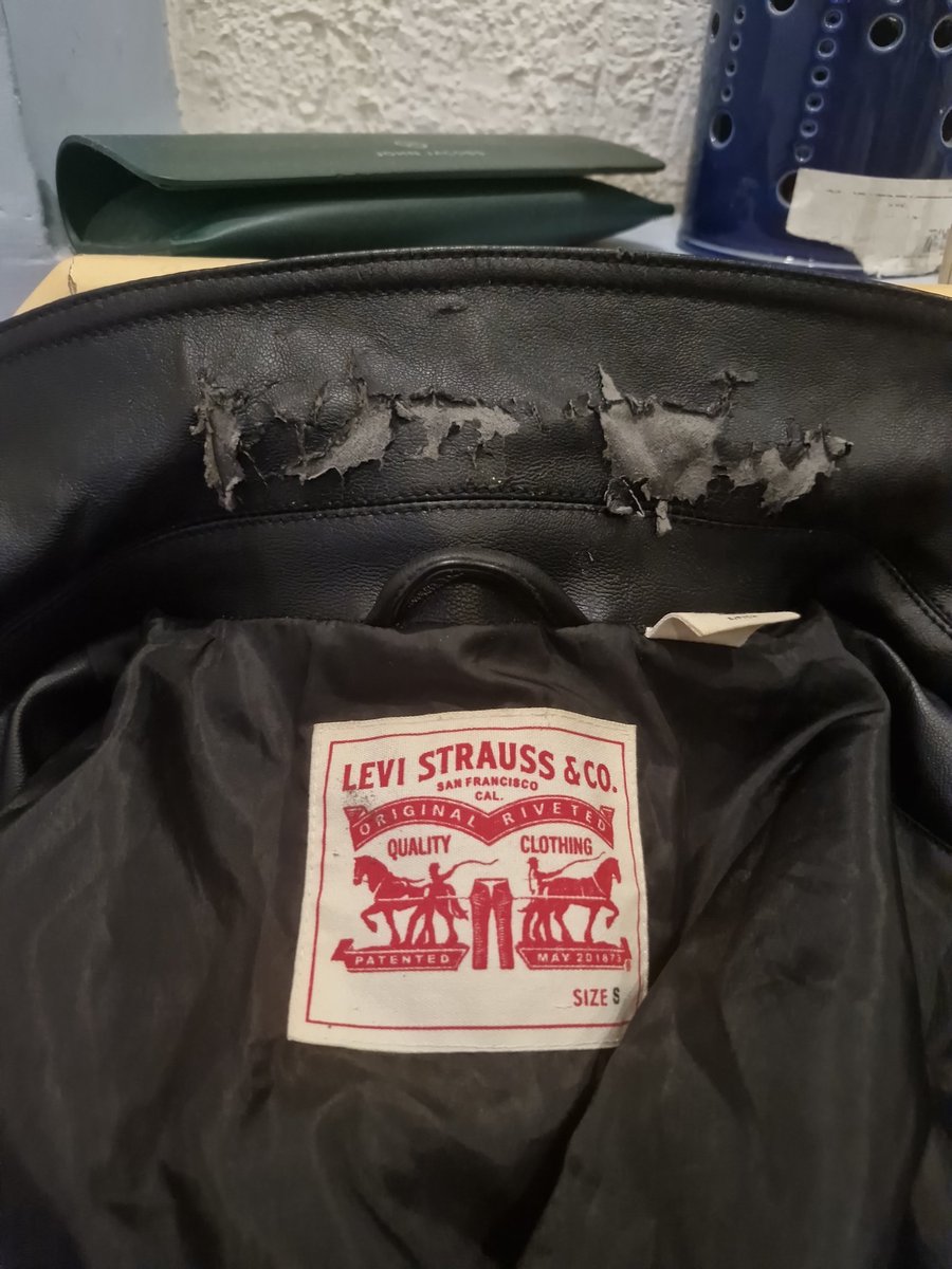 Mister_Ranjeet's tweet image. Hey @LEVIS,  extremely disappointed with the quality of your leather jacket. Bought it for over ₹9,000 just 3 years ago, worn only during winters, and it's falling apart. Didn’t expect this from a brand like Levi’s. #QualityFail