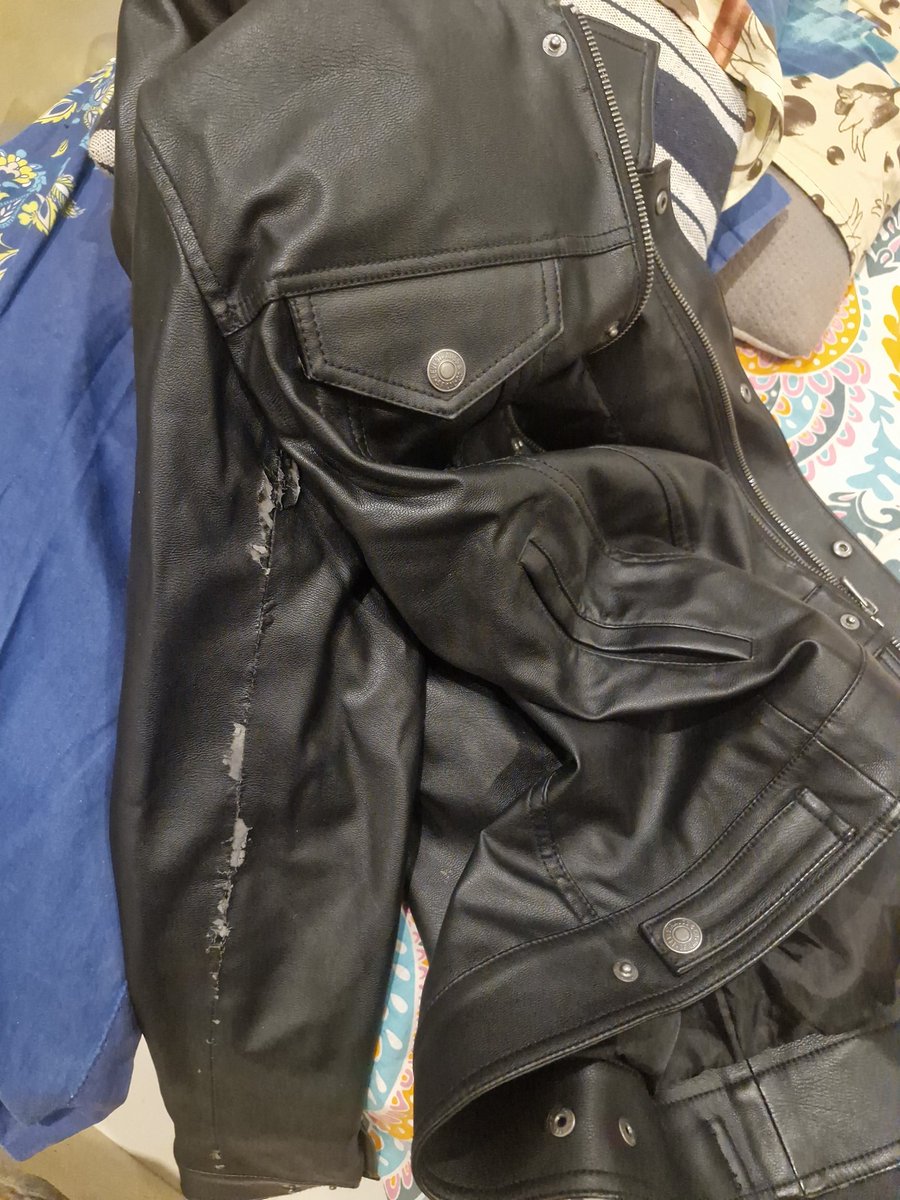 Mister_Ranjeet's tweet image. Hey @LEVIS,  extremely disappointed with the quality of your leather jacket. Bought it for over ₹9,000 just 3 years ago, worn only during winters, and it's falling apart. Didn’t expect this from a brand like Levi’s. #QualityFail