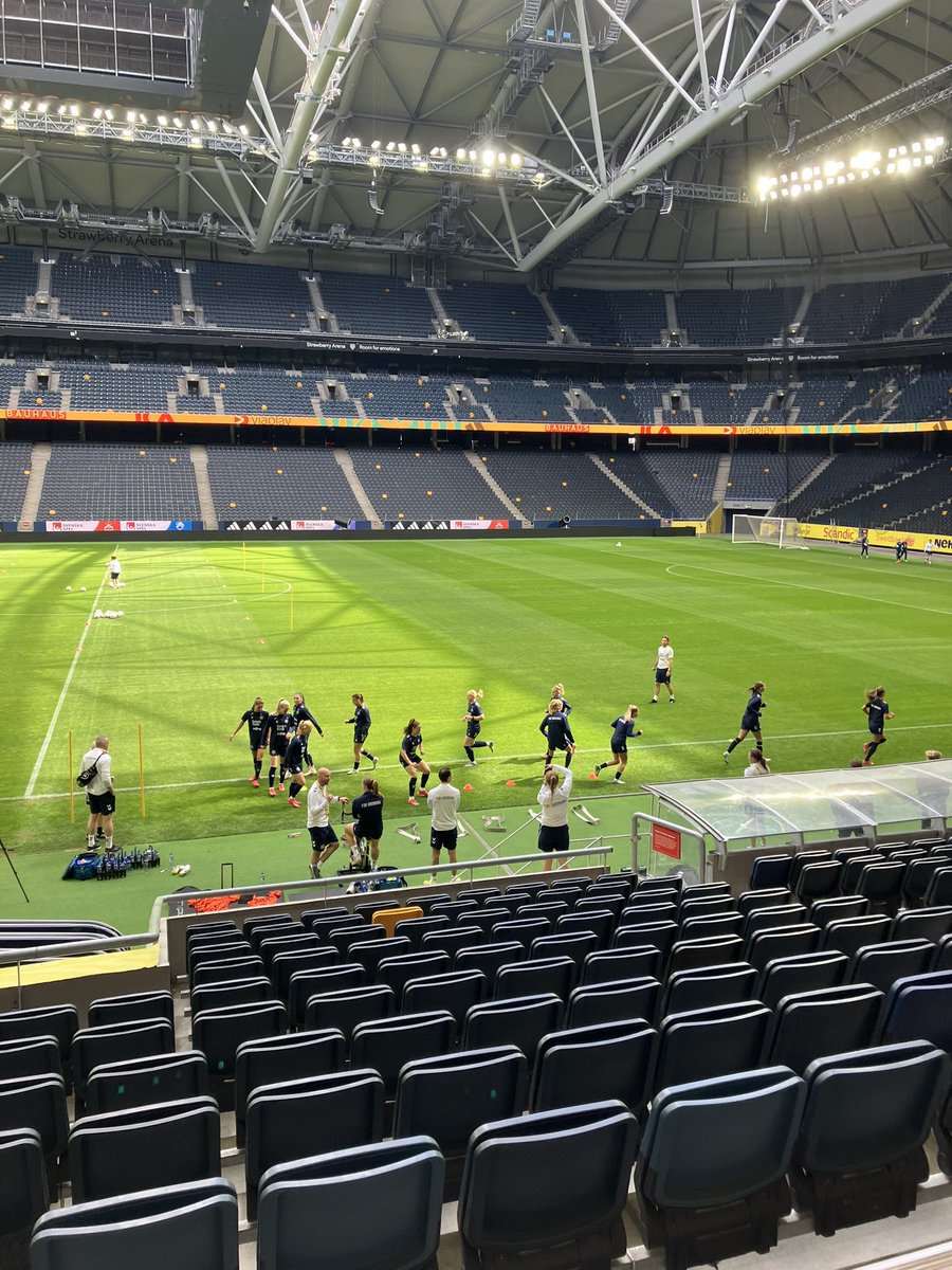 Er taget til Stockholm for at følge fodboldkvindernes afgørende kamp i Nations League i morgen på Strawberry Arena. Dansk sejr giver plads i Final 4
🇸🇪🇩🇰
