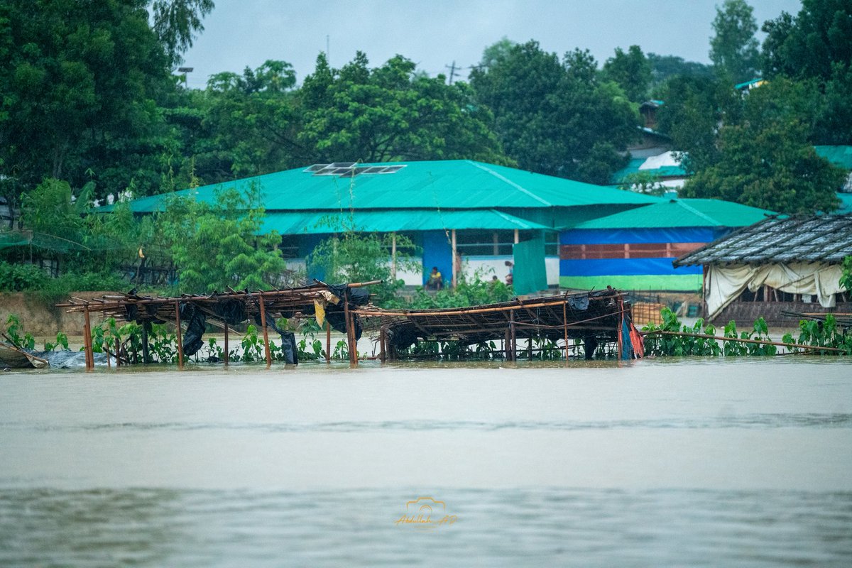Abdulla_AH7's tweet photo. The continuous heavy rainfall is causing floods and shelter damage in the world’s largest refugee camp. Hundreds of families are unable to cook or sleep. This photo series helps you understand the real situation of the Rohingya people during this heavy rain. 1/3
#heavyraining
#HeavyRainfall
#rohingyacamp
#photoseries
#documentary