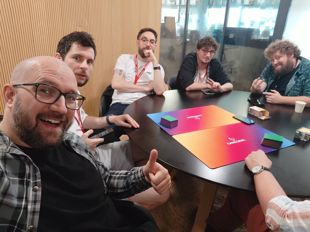 On teste des trucs cool chez <a href="/Asmodee_fr/">Asmodee France</a> 👀