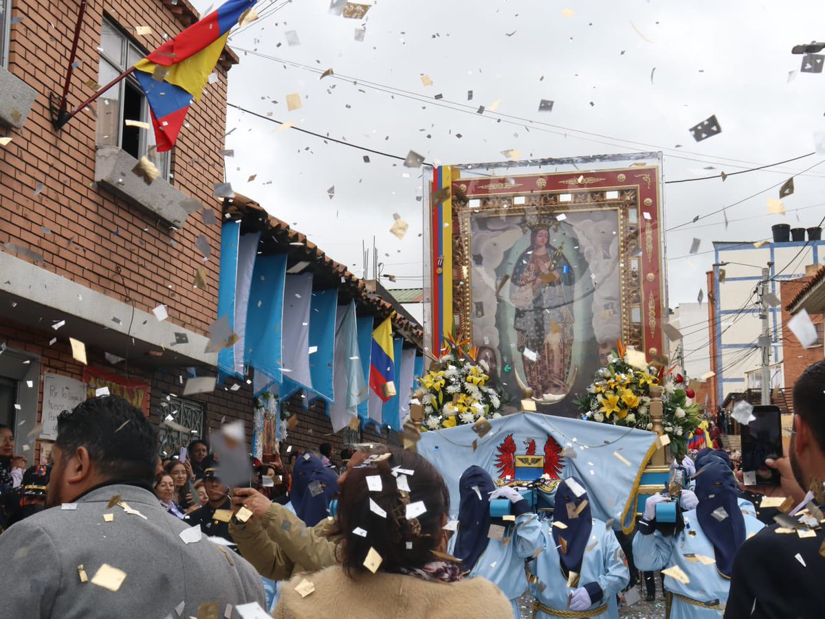 FuerzaAereaCol's tweet photo. La Escuela de Suboficiales “CT. Andrés M. Díaz” marchó en honor a la Virgen del Milagro de El Topo, símbolo de esperanza y protección para el país.
➡️ https://t.co/7TziEfq86E
#SiempreFirmes
#AdAstra🚀
#ESUFA https://t.co/n9bm0Jsejl