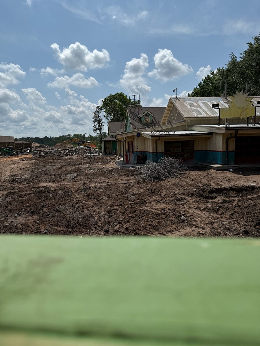 I spend a day out at Disneys Animal Kingdom in the latest video where I enjoy the Kilimanjaro Safaris, ride Expedition Everest, take a look at the latest construction, and watch the Festival of the Lion King 🤩

Watch Here > youtu.be/oGX3Qi_esx0