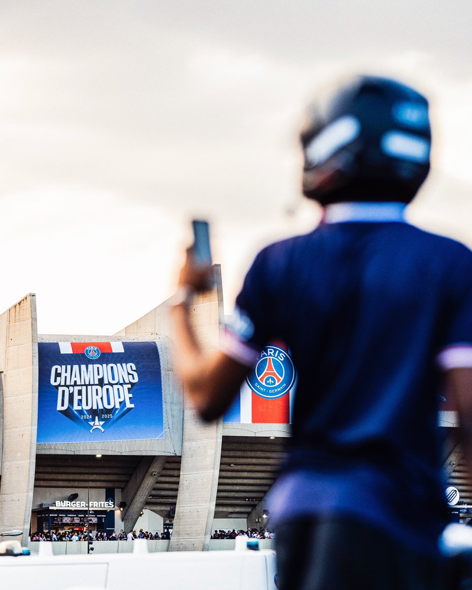 J'AI PRIS EN PHOTO MA VILLE QUI EXPLOSE ❤️💙

MERCI <a href="/PSG_inside/">Paris Saint-Germain</a> ❤️