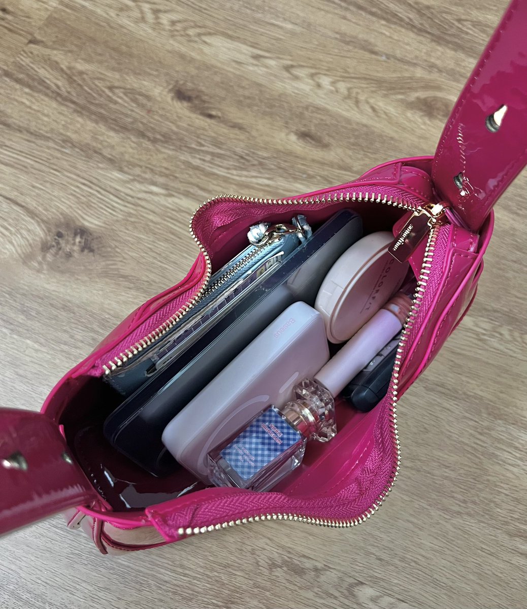 Bila design dia clean macam ni, memang senang match dengan apa pun outfit. I siap bawak pergi pantai ye 🤣

And luar memang nampak sleek, dalam muat segala mak nenek. Powerbank pun muat 🫵🏻

s.shopee.com.my/3AvLM4bX1d