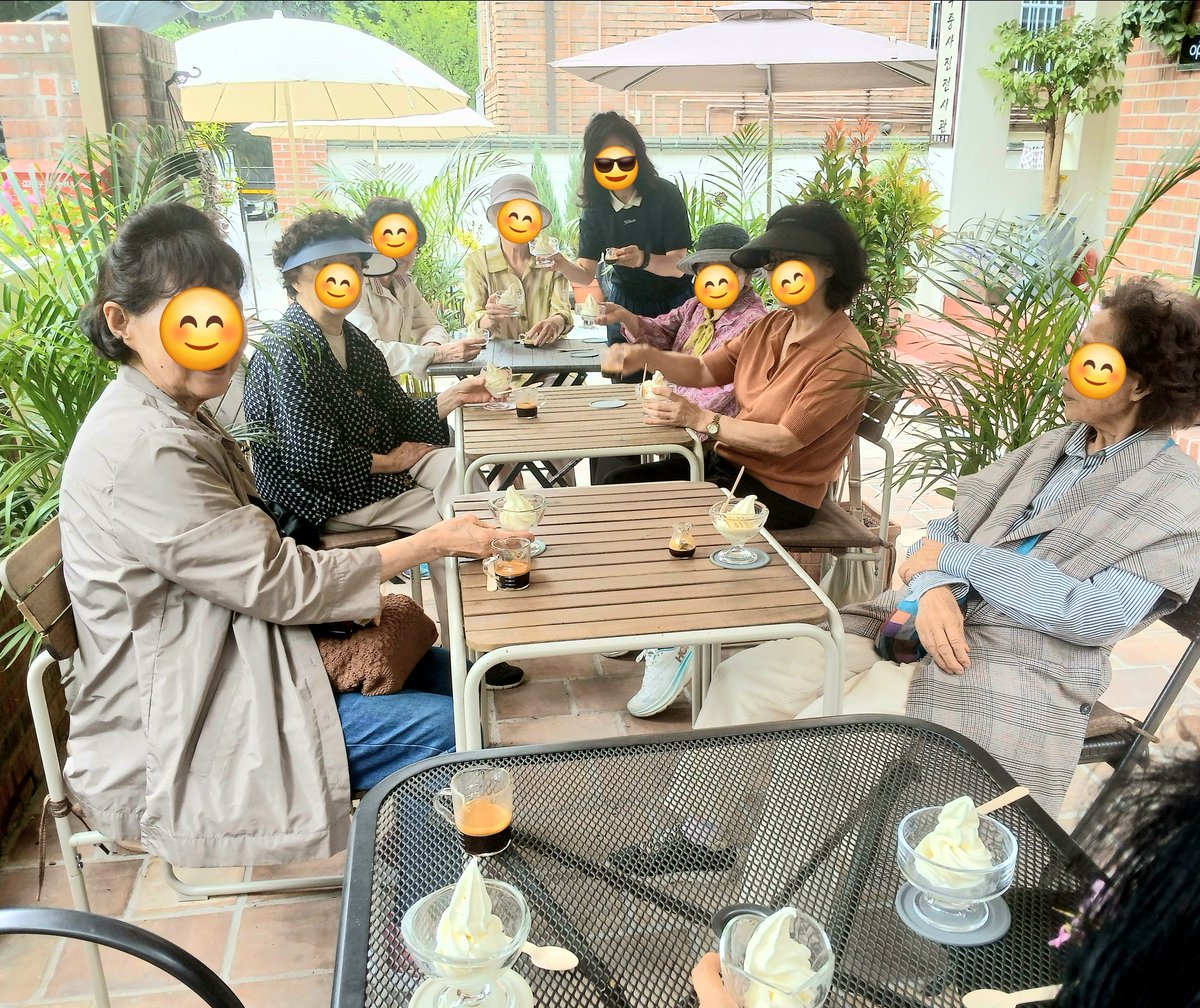 거동이 불편하신 어르신들 식사 대접해 드리고 나들이 시켜 드리는 날이다.
즐거워하시는 모습 보니 뿌듯한 마음이다.