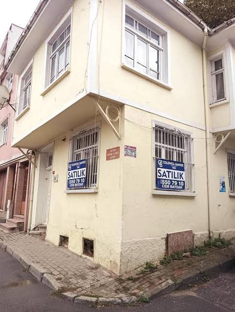 Listeler çoksatan yazarlarınızla dolu. Orhan Kemal'in telifi yıllardır sizde. Ustanın evini kurtararak vefanızı gösterin. Satın alabilir, yukarı makamlarla temasa geçip ilişkilerinizi kullanabilirsiniz.