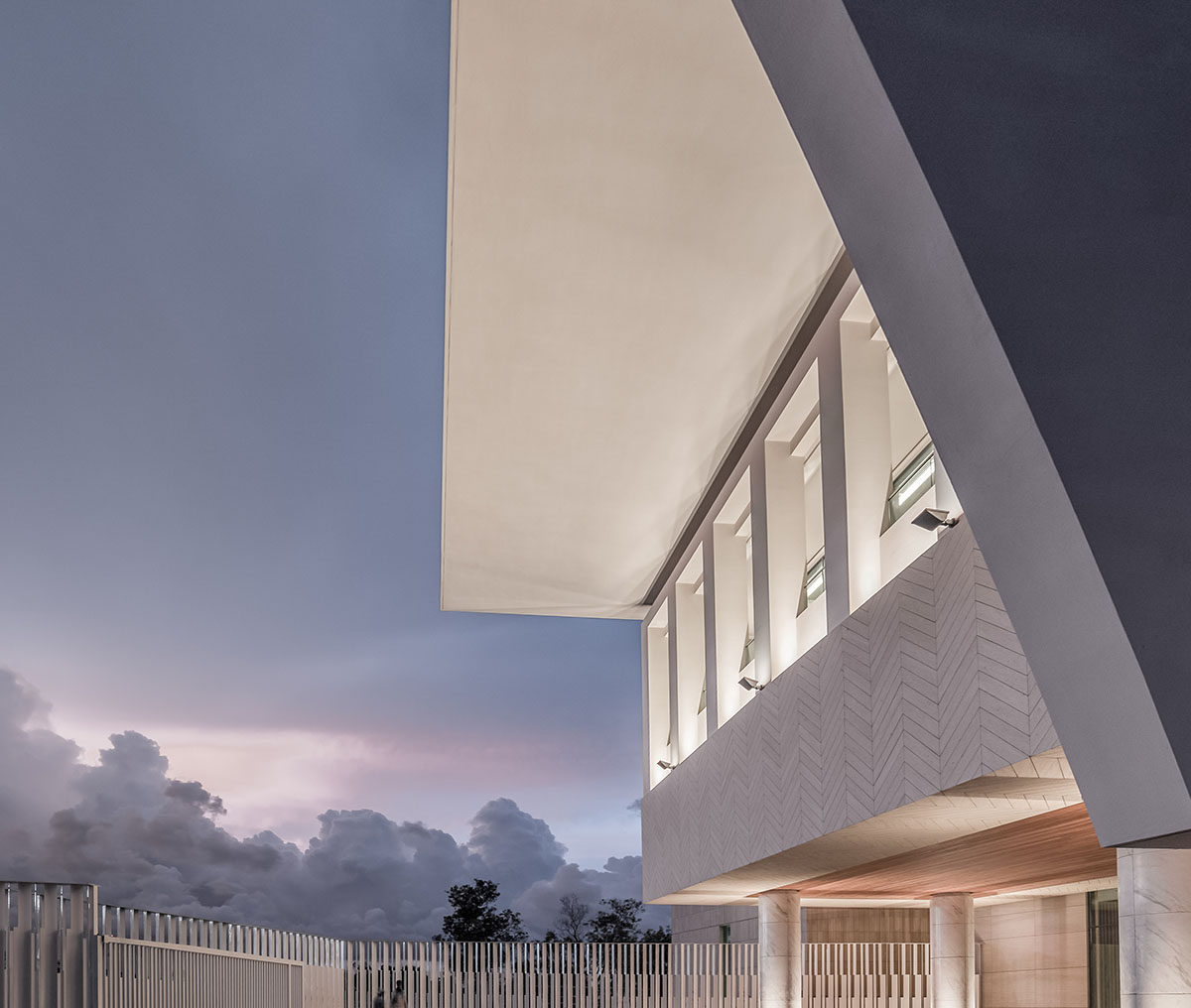 The interior of the Kuwait Embassy creates an inviting and warm atmosphere, designed by Architectkidd: worldarchitecture.org/architecture-n… #interiordesign