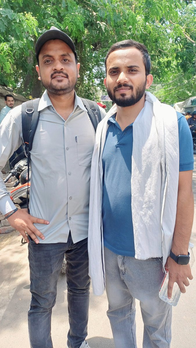 Neeraj Chaudhary (विधि छात्र) (@nrj3932) on Twitter photo जब जब छात्रों की हित की बात होती है तब तब हमारे बड़े भाई <a href="/mukeshdeshka/">Mukesh Kumar Verma</a> जी खड़े मिलते है , हम D.El.Ed परिवार आपको धन्यवाद देते हैं, आपने हमारे मुद्दे को क्रांति की तरह फैलाया,और मजबूती प्रदान किये ,और अभी भी सक्रिय भूमिका निभा रहे हैं, धन्यवाद मुकेश भईया 🙏
<a href="/RajatsinghAU/">रजत सिंह(प्रदेश अध्यक्ष)</a> जब जब छात्रों की हित की बात होती है तब तब हमारे बड़े भाई <a href="/mukeshdeshka/">Mukesh Kumar Verma</a> जी खड़े मिलते है , हम D.El.Ed परिवार आपको धन्यवाद देते हैं, आपने हमारे मुद्दे को क्रांति की तरह फैलाया,और मजबूती प्रदान किये ,और अभी भी सक्रिय भूमिका निभा रहे हैं, धन्यवाद मुकेश भईया 🙏
<a href="/RajatsinghAU/">रजत सिंह(प्रदेश अध्यक्ष)</a>