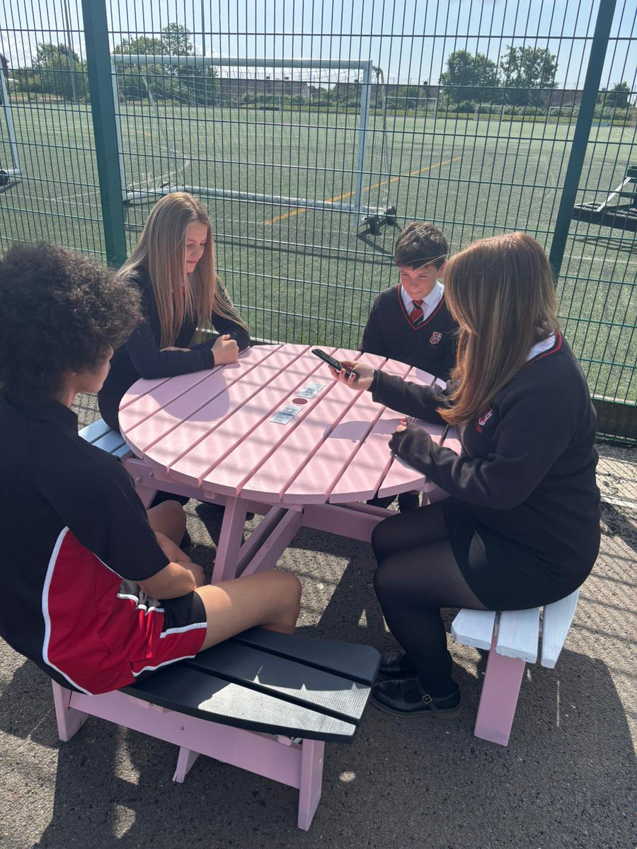 Fantastic to see the <a href="/SpeakeasyClub1/">Speakeasy Club 🐧</a> bench that we have sponsored delivered to <a href="/StCyresSchool/">St Cyres School</a> this morning

A fantastic charity set up by Simon &amp; we are proud to support people of all ages getting together to have a chat

linktr.ee/speakeasyclub1…

#UpTheCoro #ItsOKNotToBeOK 💙⚽️💙
