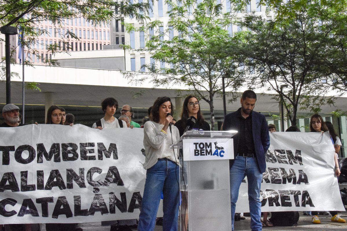 Directa (@la_directa) on Twitter photo #REPRESSIÓ | Declaren deu encausades pels enfrontaments a la parada d'Aliança Catalana de les Corts directa.cat/declaren-deu-e… Els fets es remunten al 25 de gener, quan diverses persones van intentar impedir que Aliança Catalana muntés una carpa al barri barceloní. Per <a href="/AlbertAlexan/">Albert Alexandre</a> #REPRESSIÓ | Declaren deu encausades pels enfrontaments a la parada d'Aliança Catalana de les Corts directa.cat/declaren-deu-e… Els fets es remunten al 25 de gener, quan diverses persones van intentar impedir que Aliança Catalana muntés una carpa al barri barceloní. Per <a href="/AlbertAlexan/">Albert Alexandre</a>